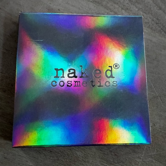 Naked Cosmetics Holographic Highlighter
Palette - Picture 3 of 3